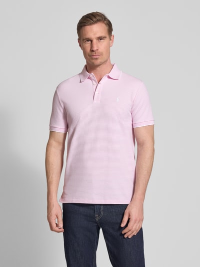 Männermodel trägt Slim Fit Poloshirt aus Baumwoll-Mix von Polo Ralph Lauren, Optik: Unifarben, Muster: gestreift, Ganzkörperansicht von vorne.