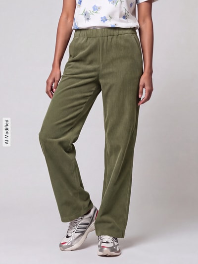 Frauenmodel trägt Straight Fit Cordhose mit elastischem Bund Modell 'CHIARA' von MAC in Olivgrün vor hellgrauem Hintergrund, Ganzkörperansicht von vorne, Damen Cordhose von MAC, KI-modifiziertes Bild.