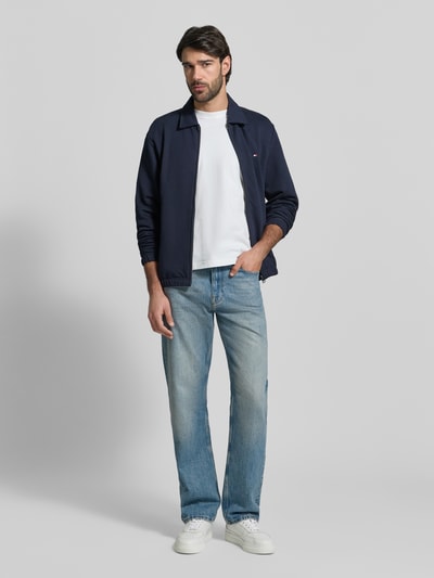 Männermodel trägt Regular Fit Sweatjacke aus reiner Baumwolle von Tommy Hilfiger, Optik: Unifarben, Ganzkörperansicht von vorne.