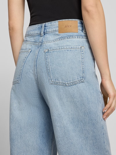 Frauenmodel trägt Jeans mit 5-Pocket-Design Modell 'TOKYO' von JJXX aus Baumwoll-Mix, hellblau, lockerer Schnitt, Ganzkörperansicht Rückansicht.