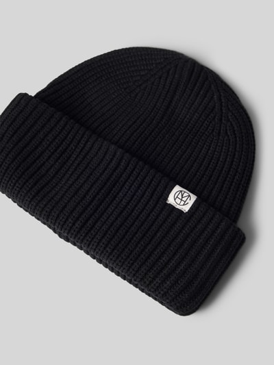 Produktfoto, schwarze Strick-Mütze aus Viskose-Mix Modell 'GALINE RACHELLE ICON' von MSCH Copenhagen mit Label-Patch und breitem Umschlag.