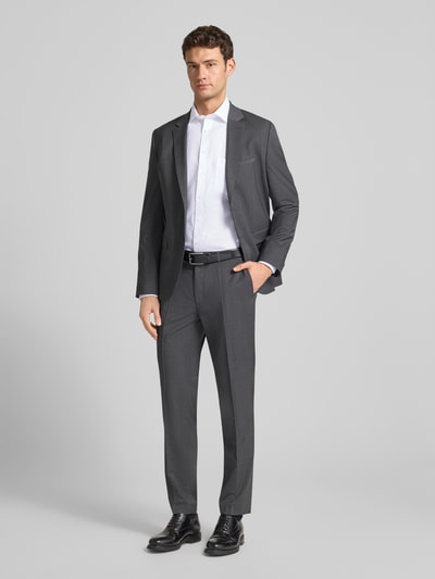 Männermodel trägt Modern Fit Business-Hemd mit Knopfleiste von OLYMP, Reine Baumwolle, Kentkragen, Brusttasche, Ganzkörperansicht von vorne.
