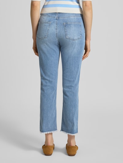 Kobiece modelka nosi Cropped Jeans mit Fransen von More & More, mieszanka bawełny i elastanu, wpuszczane kieszenie, frędzle, szerokość w rozmiarze 36: 40 cm, długość wewnętrzna nogawki w rozmiarze 36: 65 cm, jasnoniebieski kolor, fason krótki, tekstura gładka, widok całej sylwetki z tyłu.