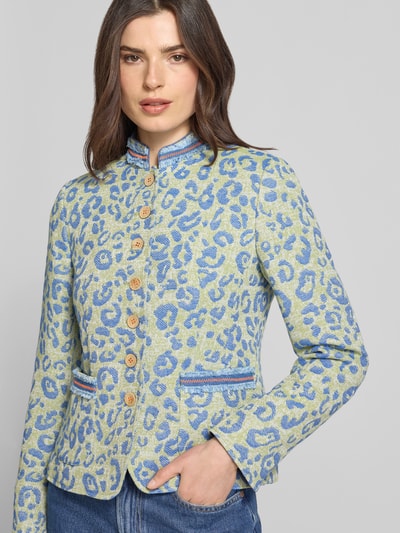 Frauenmodel trägt Slim Fit Blazer mit Allover-Animal-Stitching von WHITE LABEL aus gelb-blauem Baumwoll-Mix mit Stehkragen, aufgesetzten Taschen und durchgehender Knopfleiste, Rückenlänge 58 cm, Brustweite 48 cm, Ärmellänge 64 cm, Nahaufnahme Oberkörper.