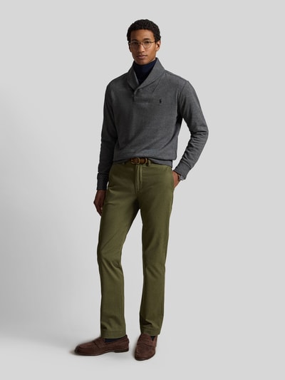 Męski model nosi proste spodnie z mieszanki bawełny 'Gerade Hose aus Baumwoll-Mix' od Polo Ralph Lauren w kolorze oliwkowym, pełen widok z przodu.