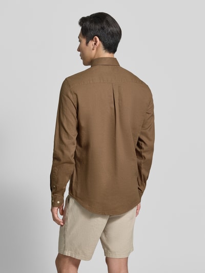 Männermodel trägt Slim Fit Freizeithemd mit Button-Down-Kragen Modell 'Anton' von Casual Friday, Seide-Baumwoll-Mix, Braun, Ganzkörperansicht Rückansicht. Rückenlänge bei Größe M 78 cm, Schulterbreite 46 cm, Ärmellänge 66 cm.
