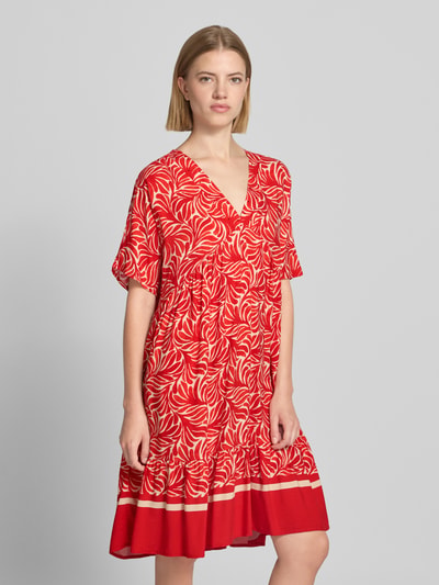 Frauenmodel trägt knielanges Kleid aus Viskose Modell 'Me44la' von ZABAIONE, rot mit Allover-Look, V-Ausschnitt, Ganzkörperansicht von vorne.