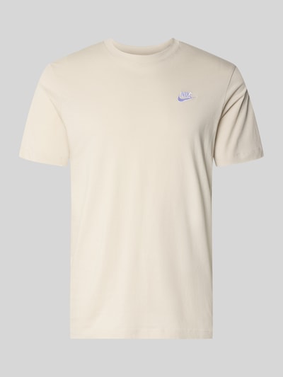 Produktfoto, cremefarbenes Herren T-Shirt mit Label-Stitching von Nike aus Reine Baumwolle, Regular-Fit, Rundhalsausschnitt, Rückenlänge 73 cm in Größe M