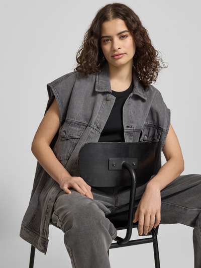 Frauenmodel trägt Jeansweste mit Brusttaschen von Karo Kauer in Grau, Baumwoll-Mix, Relaxed Fit, Nahaufnahme Oberkörper.