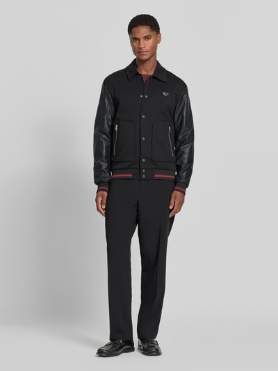 Männermodel trägt zwarte sweatjack met kentkraag, drukknoopsluiting, ritszakken, regular fit, Antony Morato, Ganzkörperansicht van voren