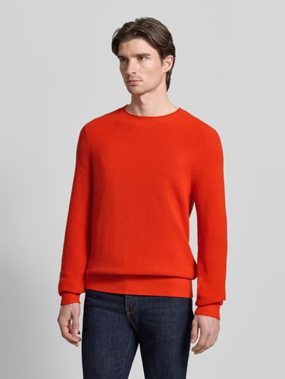 Männermodel trägt Strickpullover aus Baumwoll-Kaschmir-Mix mit gerippten Abschlüssen von FTC-Cashmere in leuchtendem Rot, Ganzkörperansicht von vorne, Regular Fit, Rundhalsausschnitt, glatte Textur, Rückenlänge 68 cm, Ärmellänge 78 cm.