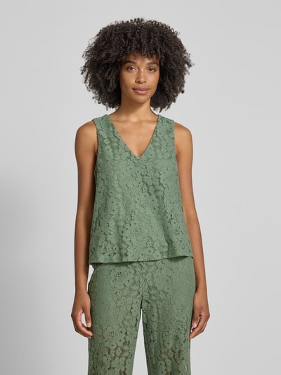 Frauenmodel trägt Regular Fit Trägertop aus Baumwoll-Mix Modell 'HONEY' von Vero Moda, Optik: Unifarben, Spitzen-Muster, V-Ausschnitt, Breite Träger, Materialverarbeitung: Spitze, grüne Farbe, texturierte Oberfläche, Ganzkörperansicht von vorne.