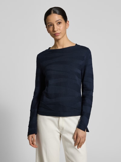 Modelka nosi Regular Fit Pullover aus reiner Baumwolle von Tom Tailor, wzór strukturalny, kolor jednolity, krój regular fit, dekolt okrągły, długi rękaw z wykończeniem na rolkę, materiał: czysta bawełna, widok całej sylwetki od przodu.