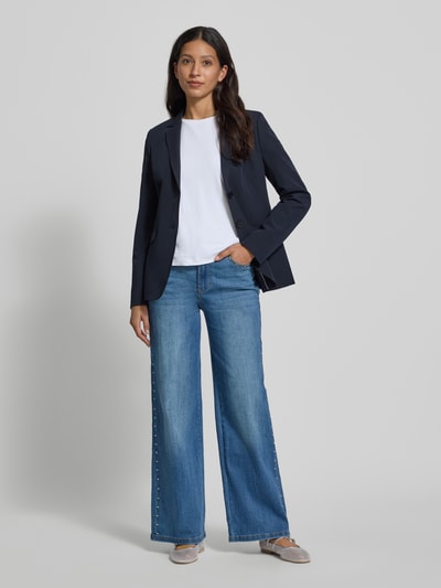 Kobiece model prezentuje Jeans mit 5-Pocket-Design od Buena Vista, niebieski kolor, luźny krój, materiał bawełna z wiskozą, widok całej sylwetki z przodu.