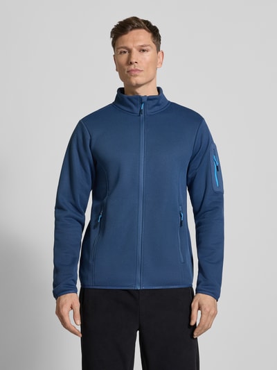Männermodel trägt Regular Fit Jacke mit Stehkragen Modell 'BREDSTEDT' von Icepeak in Blau mit Reißverschlusstaschen, Ganzkörperansicht von vorne. Rückenlänge 69 cm, Schulterbreite 43 cm, Brustweite 54 cm, Ärmellänge 67 cm.