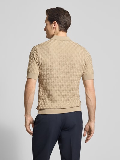 Męski model nosi Koszulkę polo Slim Fit z czystej bawełny Model 'Heritage' od Matinique, kołnierzyk polo, prążkowane wykończenia, krój slim fit, kolor beżowy, tekstura w kratę, długość tyłu w rozmiarze M: 70 cm, widok całej sylwetki od tyłu.
