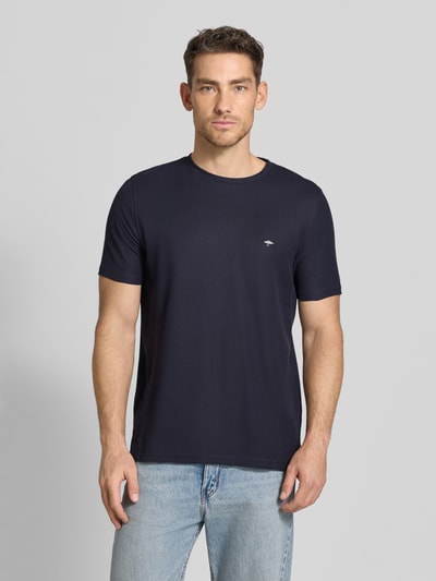 Mannenmodel draagt Regular Fit T-shirt met logostitching van Fynch-Hatton in donkerblauw, puur katoen, ronde hals, ruglengte maat M 68 cm, ganzekörperaanzicht van voren.