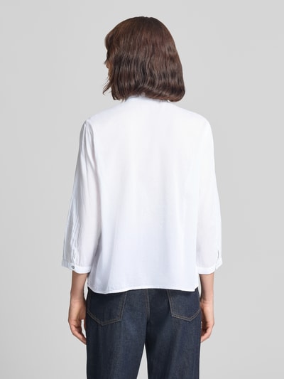 Vrouwenmodel draagt Regular Fit Bluse met Rüschenbesatz van Christian Berg Woman, puur katoen, opstaande kraag, 3/4-mouw, knoopsluiting, ruglengte maat 36: 53 cm, mouwlengte maat 36: 47 cm, geheel witte stof, rechte vormen, gladde textuur, geheel van achteren gezien