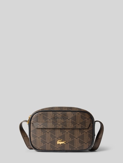 Produktfoto, Umhängetasche mit Logo-Print von Lacoste, braun mit goldfarbenem Logo, geometrisches Muster, glatte Textur, Herren Umhängetasche von Lacoste