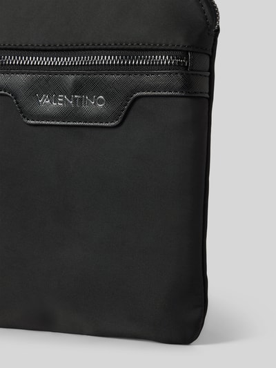 VALENTINO BAGS Torba na długim pasku z detalem z logo model ‘CARDANO’ Czarny 2