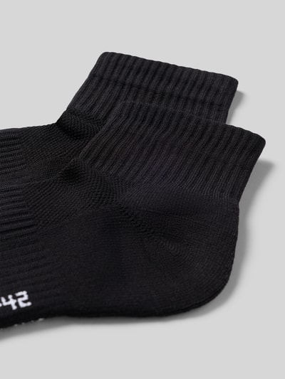 Produktfoto, schwarze Mid Running Socks im 2er-Pack mit gerippten Bündchen von Snocks, Material-Mix mit Stretch-Anteil, Label-Detail, Nahaufnahme