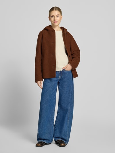 Modelka kobieca nosi Regular Fit Jacke aus Woll-Mix mit Kapuze od FUCHS SCHMITT, brązowy kolor, faktura wełniana, białe zapięcie, krój regular fit, szerokie niebieskie jeansy, sweter w kremowym kolorze, pełen widok sylwetki z przodu, długość tyłu w rozmiarze 36: 66 cm, szerokość w ramionach w rozmiarze 36: 45 cm, szerokość w biuście w rozmiarze 36: 57 cm, długość rękawa w rozmiarze 36: 50 cm.