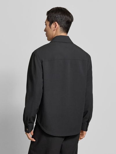 Männermodel trägt Hemdjacke mit Label-Detail von Antony Morato in Schwarz, lockerer Schnitt, Rückenansicht, Ganzkörperansicht Rückansicht.