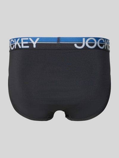 Männermodel trägt Slim Fit Slip mit Logo-Stitching im 3er-pack von Jockey, Elastischer-Material-Mix, elastischer Bund, Ganzkörperansicht Rückansicht.