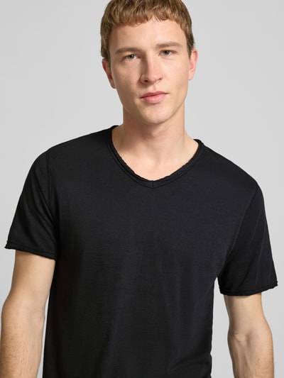 Męski model nosi Regular Fit T-shirt aus reiner Baumwolle Modell 'BENNE LONGY' von Only & Sons, efekt: jednolity kolor, dekolt w serek, krótki rękaw, zakończenia zrolowane, materiał: bawełna, nahaufnahme górnej części ciała.