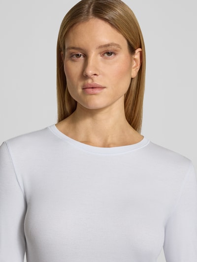 Frauenmodel trägt Slim Fit Langarmshirt aus Lyocell-Mix von Marc O'Polo, Optik: Unifarben, Rundhals, Materialverarbeitung: Ripp, Nahaufnahme Oberkörper.