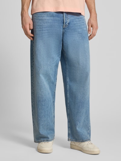 Männermodel trägt Loose Fit Jeans im 5-Pocket-Design Modell 'DAVE' von Jack & Jones in Blau, Reine Baumwolle, Lockerer-Schnitt, Ganzkörperansicht von vorne.