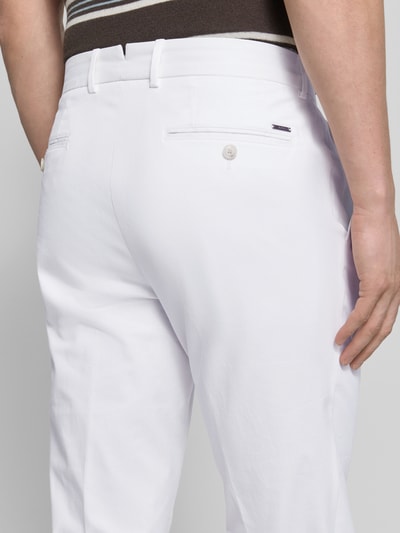 Mannenmodel draagt Slim Fit Hose aus Baumwoll-Mix Modell 'H-GENIUS' van BOSS, witte twill broek met steekzakken en achterzakken, detailopname rug.
