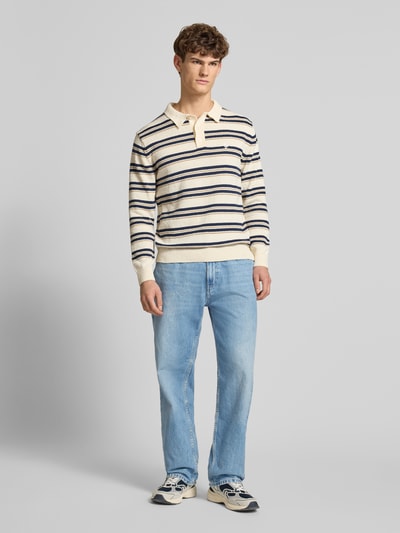 Männermodel trägt Baggy Jeans im klassischen Five-Pocket-Design von REVIEW in heller Waschung aus reiner Baumwolle, Ganzkörperansicht von vorne.