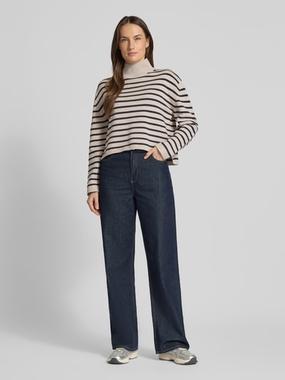 Frauenmodel trägt Regular Fit Turtleneck Pullover aus Baumwoll-Mix von Tom Tailor Denim, gestreift, Strick, beige-schwarz, Ganzkörperansicht von vorne.