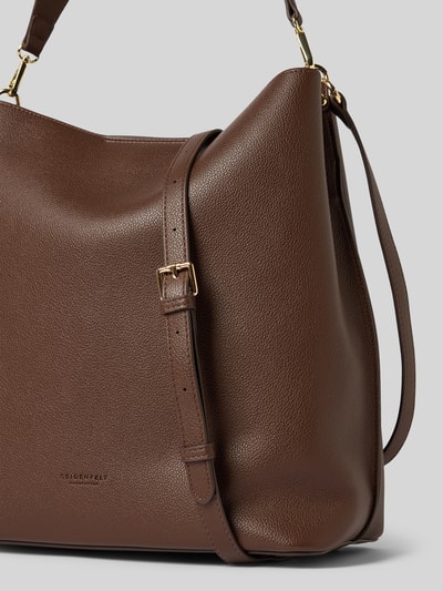 Produktfoto, braune Handtasche in Leder-Optik Modell 'Nelma' von Seidenfelt mit Logo-Detail, abnehmbarem Schulterriemen, feine Narbung, Hauptfach mit Magnetverschluss, Maße 31x35x17 cm, Länge Schulterriemen 68 cm