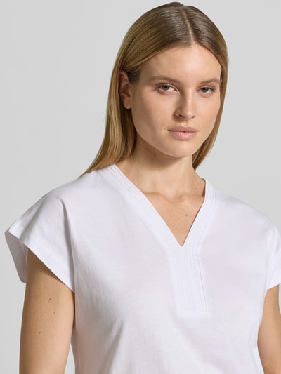 Frauenmodel trägt Damen T-Shirt mit V-Ausschnitt Modell 'DERBY' von Soyaconcept aus reiner Bio-Baumwolle im Regular-Fit, Nahaufnahme Oberkörper.