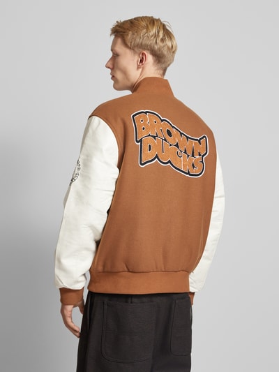 Carhartt Work In Progress Collegejack met labelpatches Middenbruin - 5