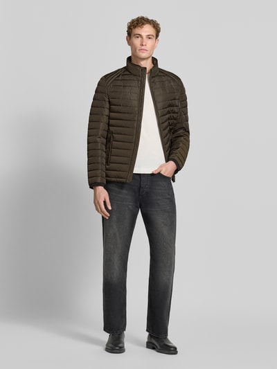 Männermodel trägt Regular Fit Jacke in Stepp-Optik Modell 'OLYMPUS' von NAUTGÅRD in Dunkelbraun, dezente Struktur, Ganzkörperansicht von vorne.