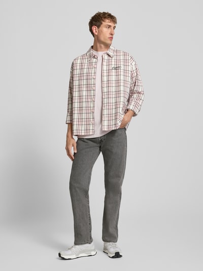 Männermodel trägt Straight Fit Jeans aus reiner Baumwolle Modell '501®' von Levi's® in grauer Denim-Optik, 5-Pocket-Design, Ganzkörperansicht von vorne.
