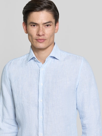 Männermodel trägt Slim Fit Leinenhemd mit Kentkragen von SEIDENSTICKER, hellblau, durchgängige Knopfleiste, Nahaufnahme Oberkörper. Rückenlänge bei Größe 40: 55 cm, Schulterbreite: 42 cm, Ärmellänge: 65 cm, reine Leinen, Langärmelig.