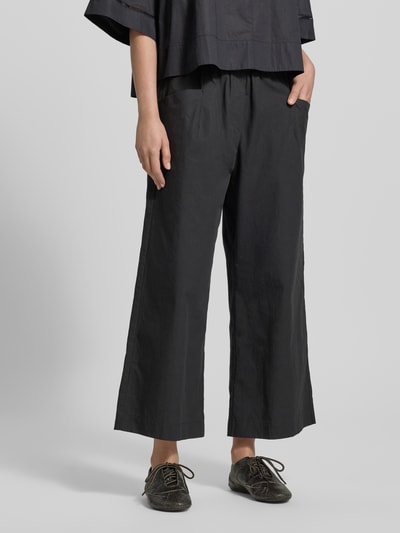 Vrouwenmodel draagt Hose aus Baumwolle mit elastischem Bund van JAKE*S STUDIO WOMAN, relaxed fit, zuiver katoen, elastische tailleband, insteekzakken, zwart, vooraanzicht, close-up bovenlichaam.