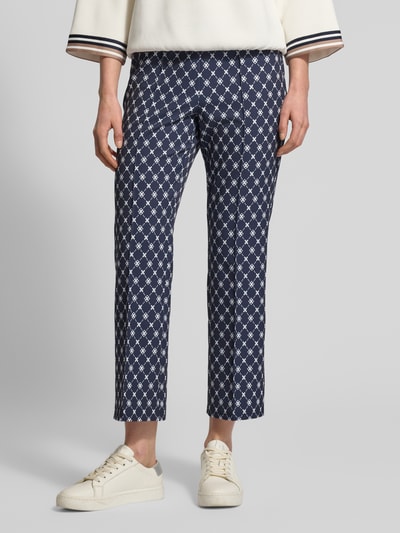 Frauenmodel trägt Hose im Allover-Look mit elastischem Bund von Betty Barclay im Regular-Fit Material-Mix mit Stretch-Anteil, Ganzkörperansicht von vorne.