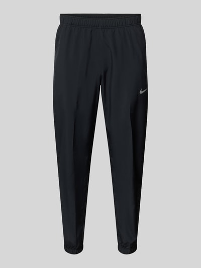 Produktfoto, Form Pants mit Logo-Print und Eingrifftaschen von NIKE TRAINING, czarny kolor, elastyczny pas, krój slim fit, boczne kieszenie, elastyczne wykończenia, długość nogawki 38 cm w rozmiarze M, gładka tekstura