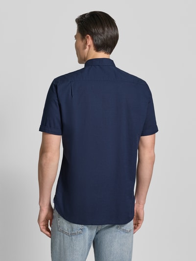 Männermodel trägt Regular Fit Freizeithemd mit Button-Down-Kragen von Christian Berg Men in Dunkelblau aus Reine Baumwolle, Rückenlänge 81 cm, Schulterbreite 48 cm, Ärmellänge 26 cm, Ganzkörperansicht Rückansicht.