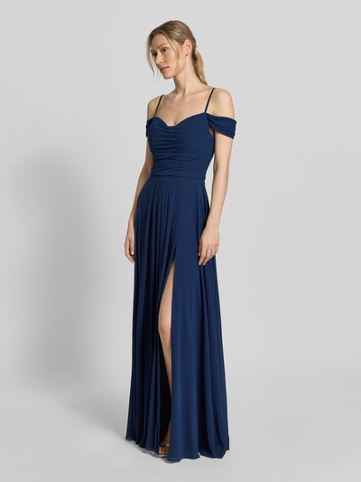 Frauenmodel trägt Maxikleid im Off-Shoulder-Look mit Gehschlitz von Mascara in Dunkelblau, A-Linie, Drapierungen, Ganzkörperansicht von vorne. Rückenlänge bei Größe 36: 128 cm, Brustweite bei Größe 36: 33 cm.