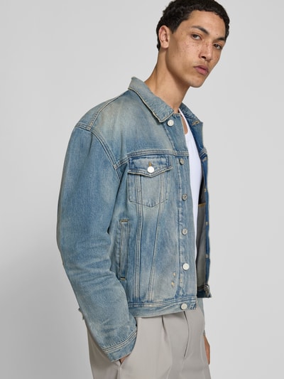 Männermodel trägt Jeansjacke mit Umlegekragen von WON HUNDRED aus Reine Baumwolle, Relaxed-Fit, Brusttaschen, Knopfleiste, Ganzkörperansicht von vorne. Rückenlänge bei Größe M 63 cm, Schulterbreite 53 cm, Ärmellänge 62 cm.