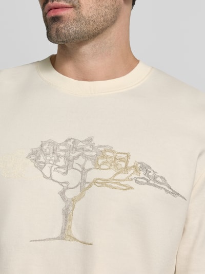Männermodel trägt Sweatshirt mit Rundhalsausschnitt und Stitching von Fynch-Hatton aus Reine Baumwolle in Regular-Fit, Nahaufnahme Oberkörper. Rückenlänge 70 cm, Ärmellänge 68 cm, dezente Naturtöne, feine Struktur.