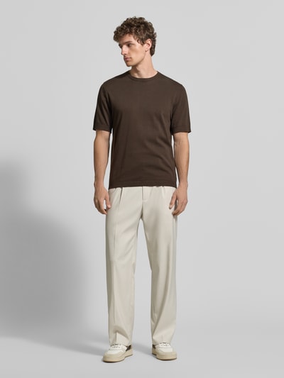 Männermodel trägt Regular Fit T-Shirt aus reiner Bio-Baumwolle Modell 'TORINO' von SELECTED HOMME, Optik: Unifarben, Rundhals, Kurzarm, Feinstrick, Ganzkörperansicht von vorne.
