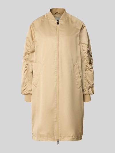 Produktfoto, Regular fit dames jack met opstaande kraag model 'Ali' van Beaumont Amsterdam in beige met plooien, tweewegritssluiting, elastische mouwboorden, steekzakken, ruglengte maat 36: 97 cm, schouderbreedte: 47 cm, borstwijdte: 55 cm, mouwlengte: 60 cm.