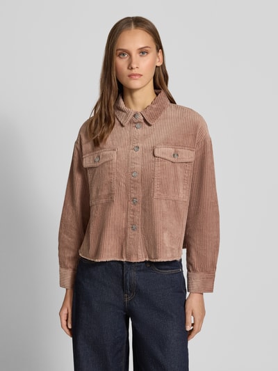 Vrouwenmodel draagt Loose Fit Hemdjacke aus reiner Baumwolle model 'MARINA' van ONLY in lichtbruin met ribstructuur, Dames Oversized Shirt van ONLY, volledige lichaamsweergave van voren